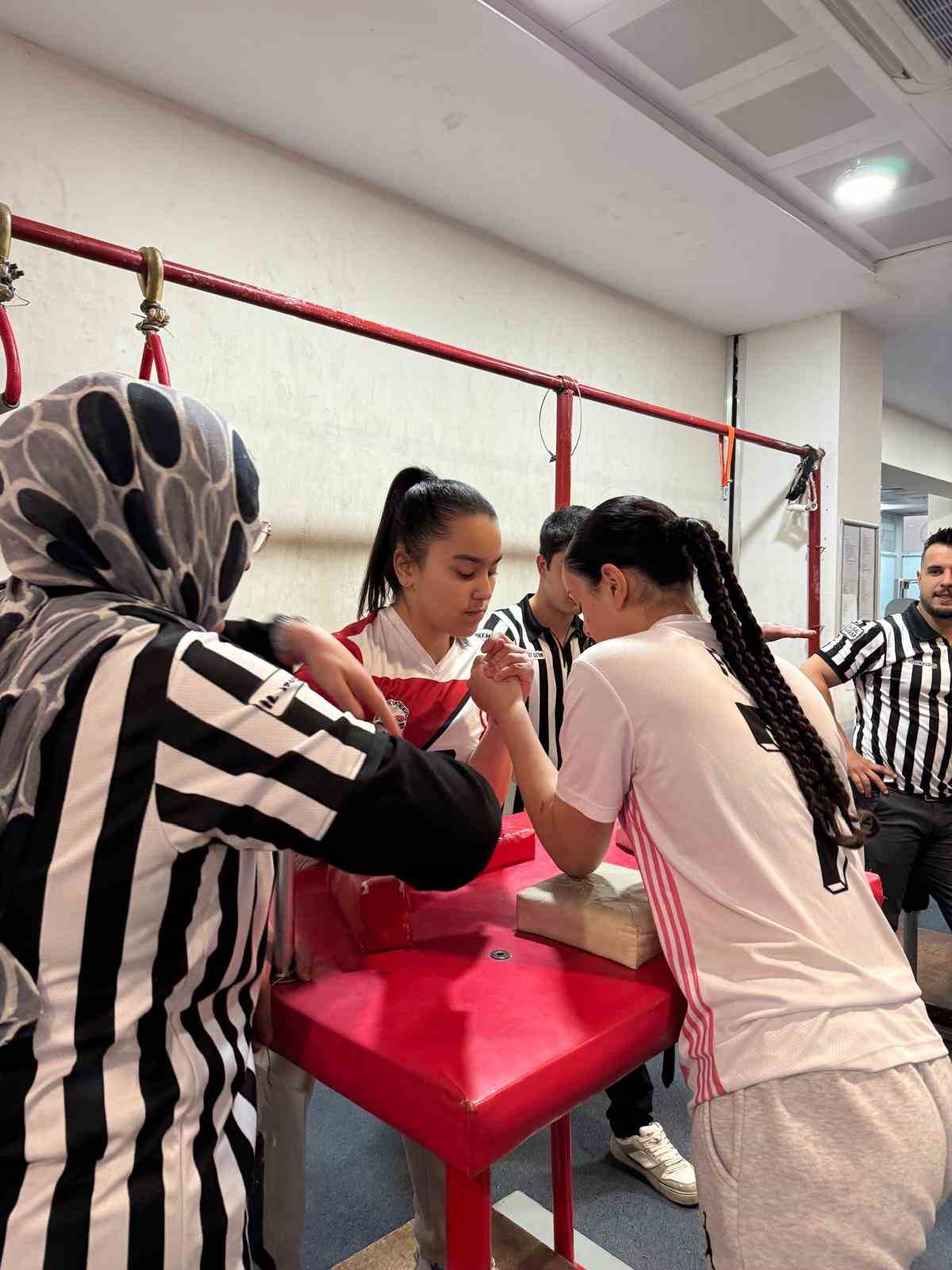 yildiz-kizlar-bilek-guresi-musabakasinda-inonuden-5-ogrenci-derece-elde-etti