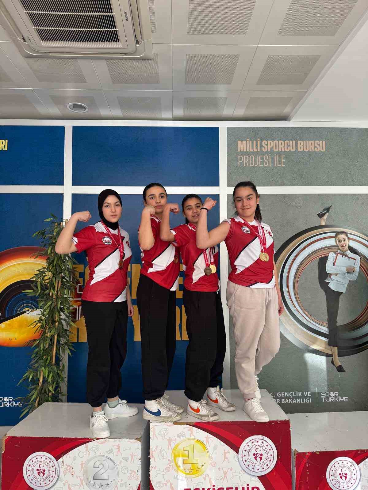 yildiz-kizlar-bilek-guresi-musabakasinda-inonuden-5-ogrenci-derece-elde-etti