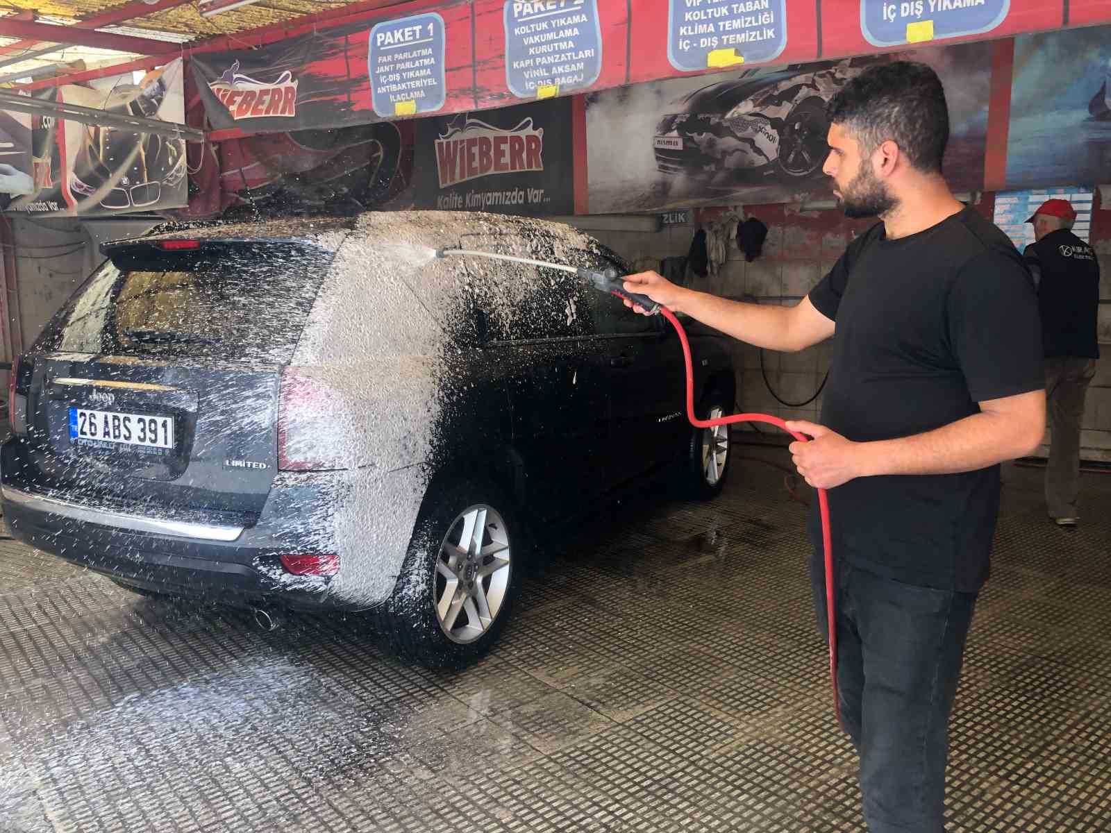 araclarini-kendi-yikayan-vatandaslar-zarar-ediyor