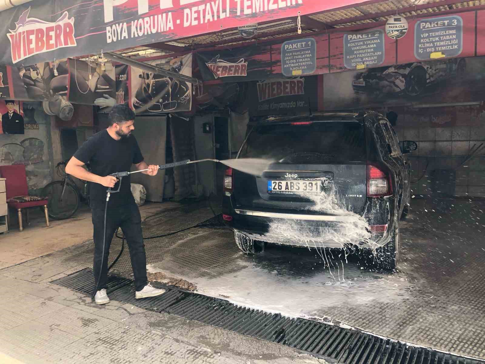 araclarini-kendi-yikayan-vatandaslar-zarar-ediyor