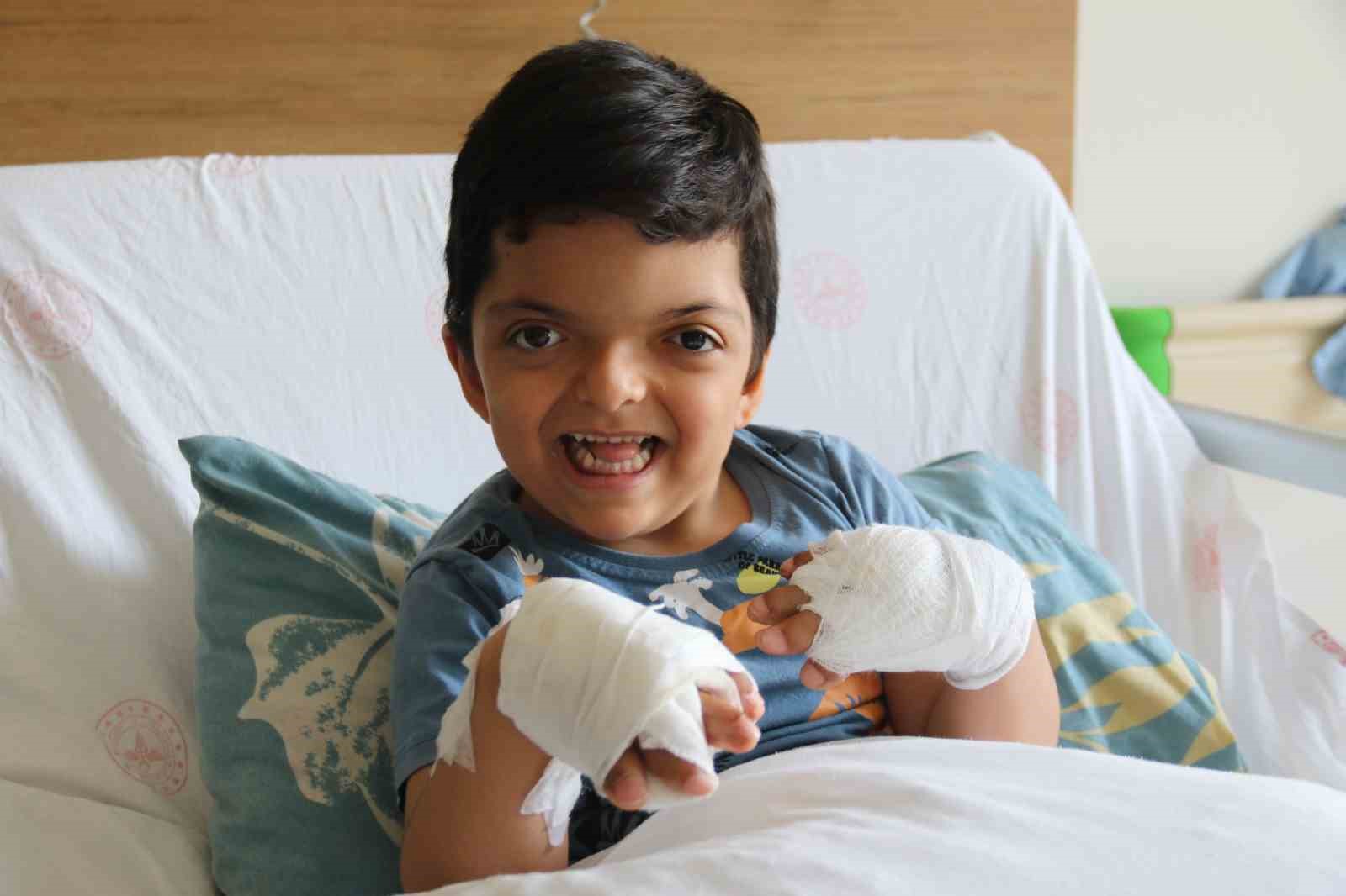 doktorlarin-ismini-yeni-duydugu-rahatsizlik-eskisehirde-tedavi-edildi-10-parmagi-acildi