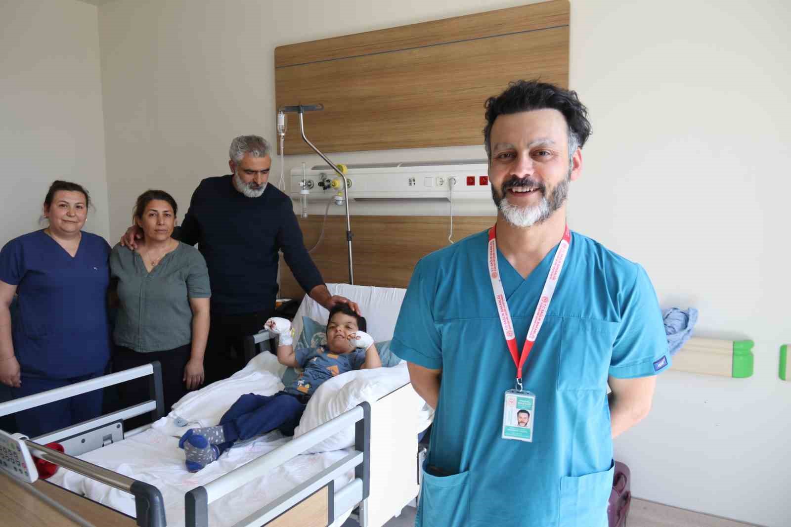 doktorlarin-ismini-yeni-duydugu-rahatsizlik-eskisehirde-tedavi-edildi-10-parmagi-acildi