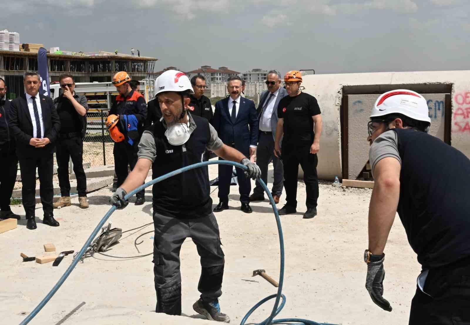 eskisehirde-ogretmenlere-depremde-arama-kurtarma-egitimi-verildi