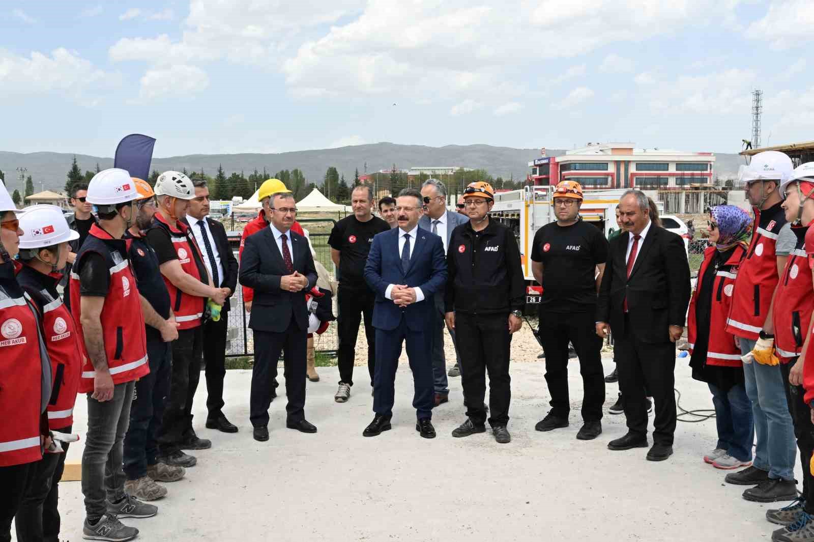 eskisehirde-ogretmenlere-depremde-arama-kurtarma-egitimi-verildi