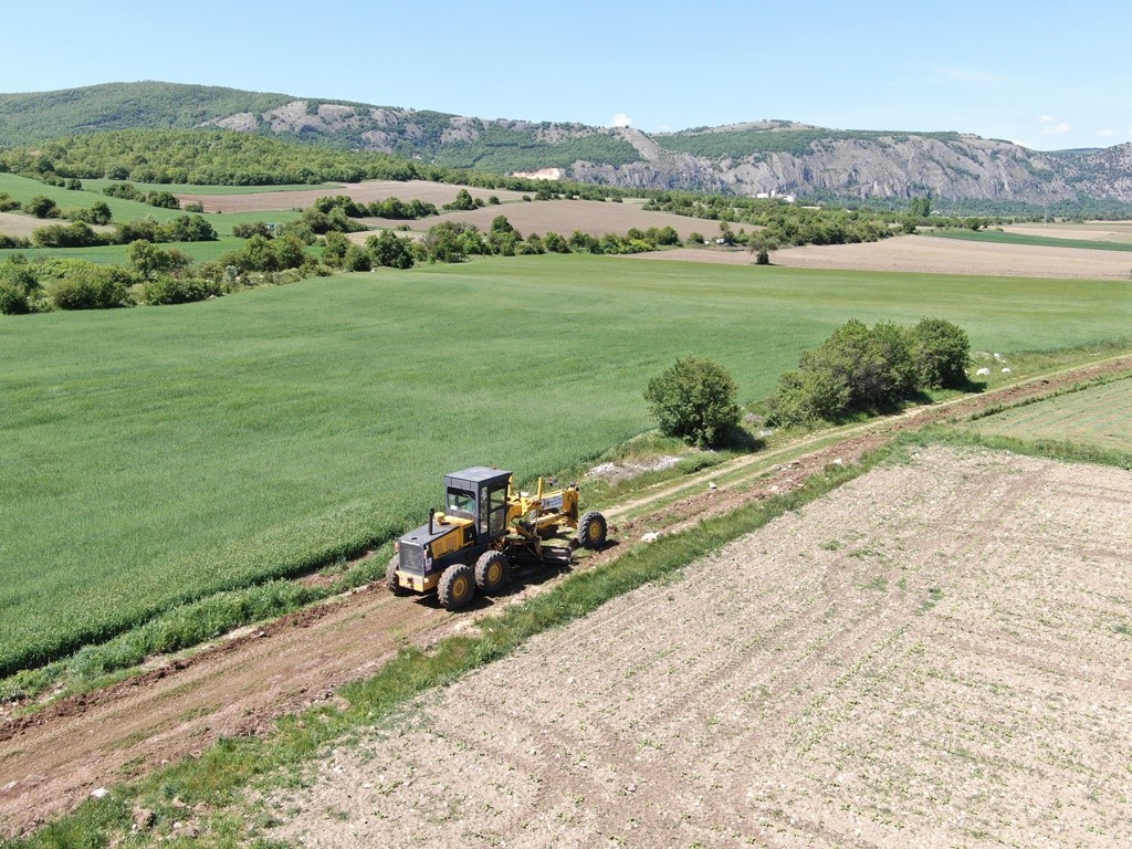 eskisehirin-inonu-ilcesinde-tarla-yollari-sezona-hazirlaniyor