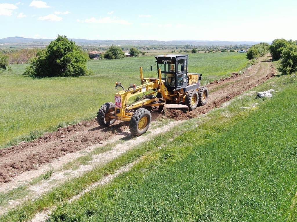 eskisehirin-inonu-ilcesinde-tarla-yollari-sezona-hazirlaniyor