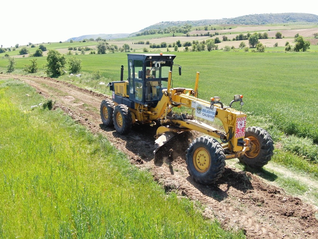 eskisehirin-inonu-ilcesinde-tarla-yollari-sezona-hazirlaniyor