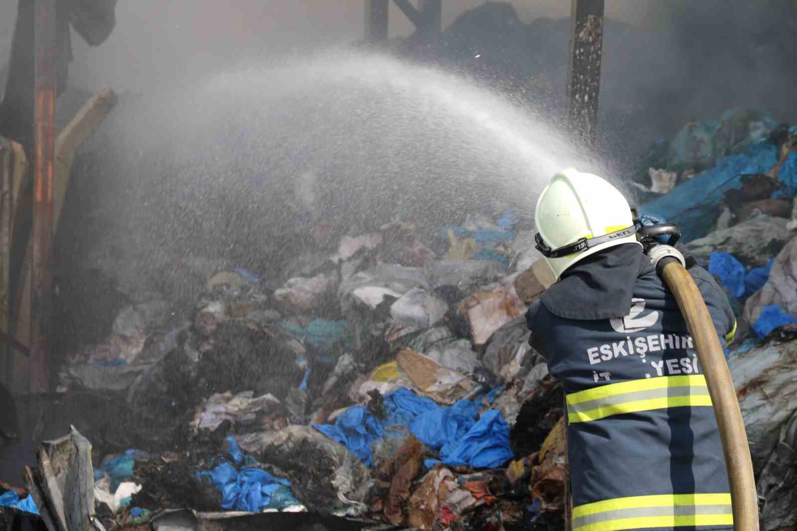 geri-donusum-tesisinde-cikan-yangin-8inci-saatin-sonunda-kontrol-altina-alindi