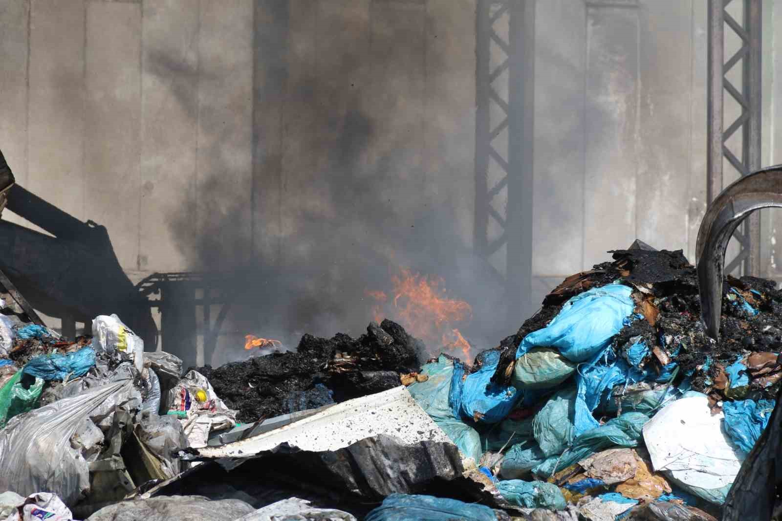 geri-donusum-tesisinde-cikan-yangin-8inci-saatin-sonunda-kontrol-altina-alindi