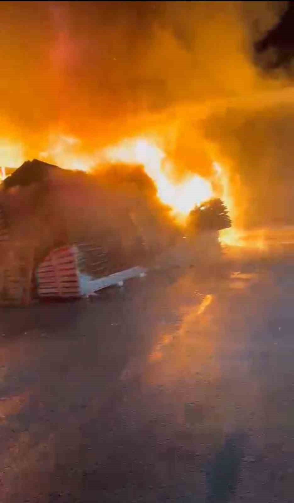 geri-donusum-tesisinde-cikan-yangin-8inci-saatin-sonunda-kontrol-altina-alindi