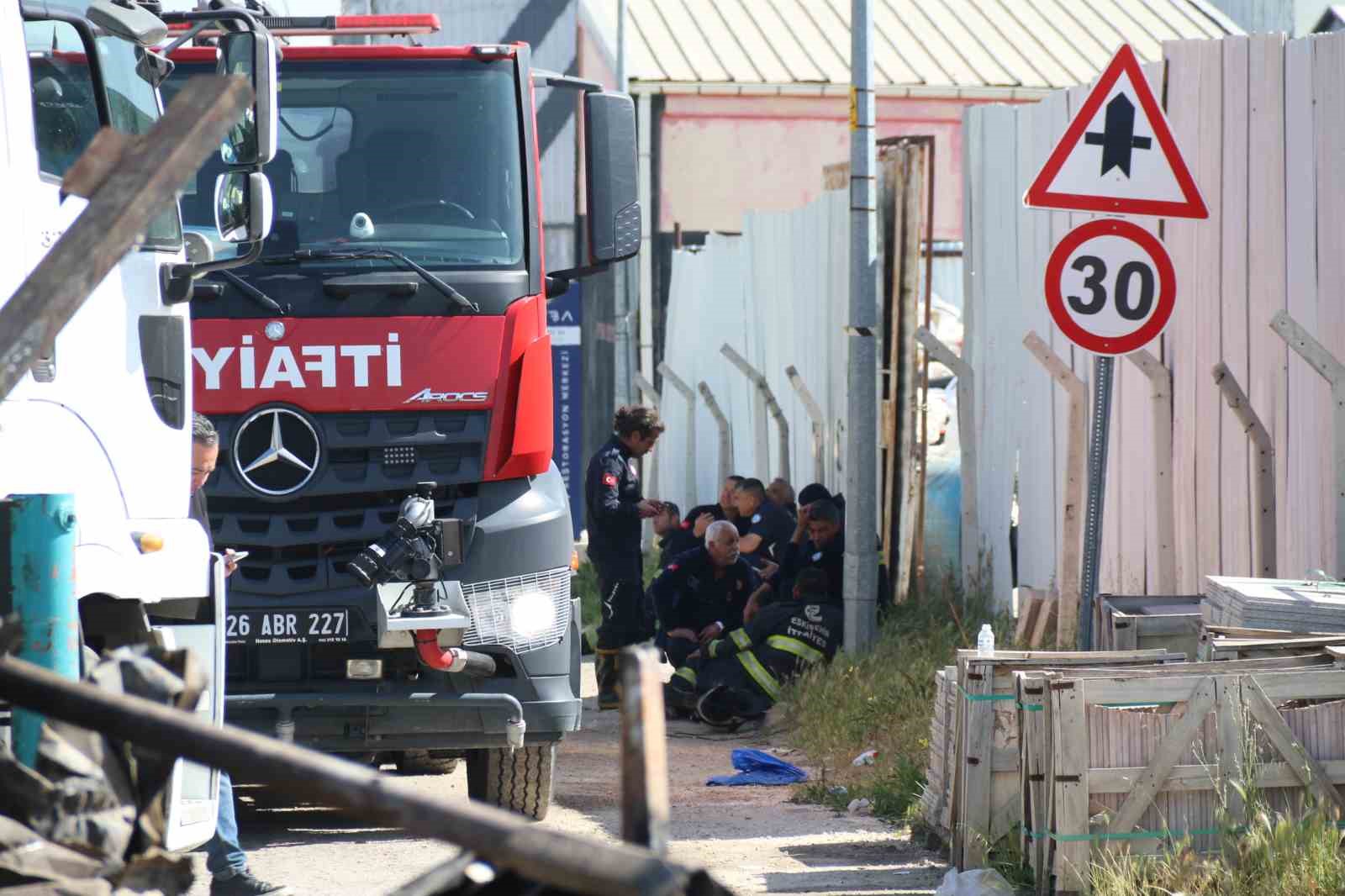 geri-donusum-tesisinde-cikan-yangin-8inci-saatin-sonunda-kontrol-altina-alindi