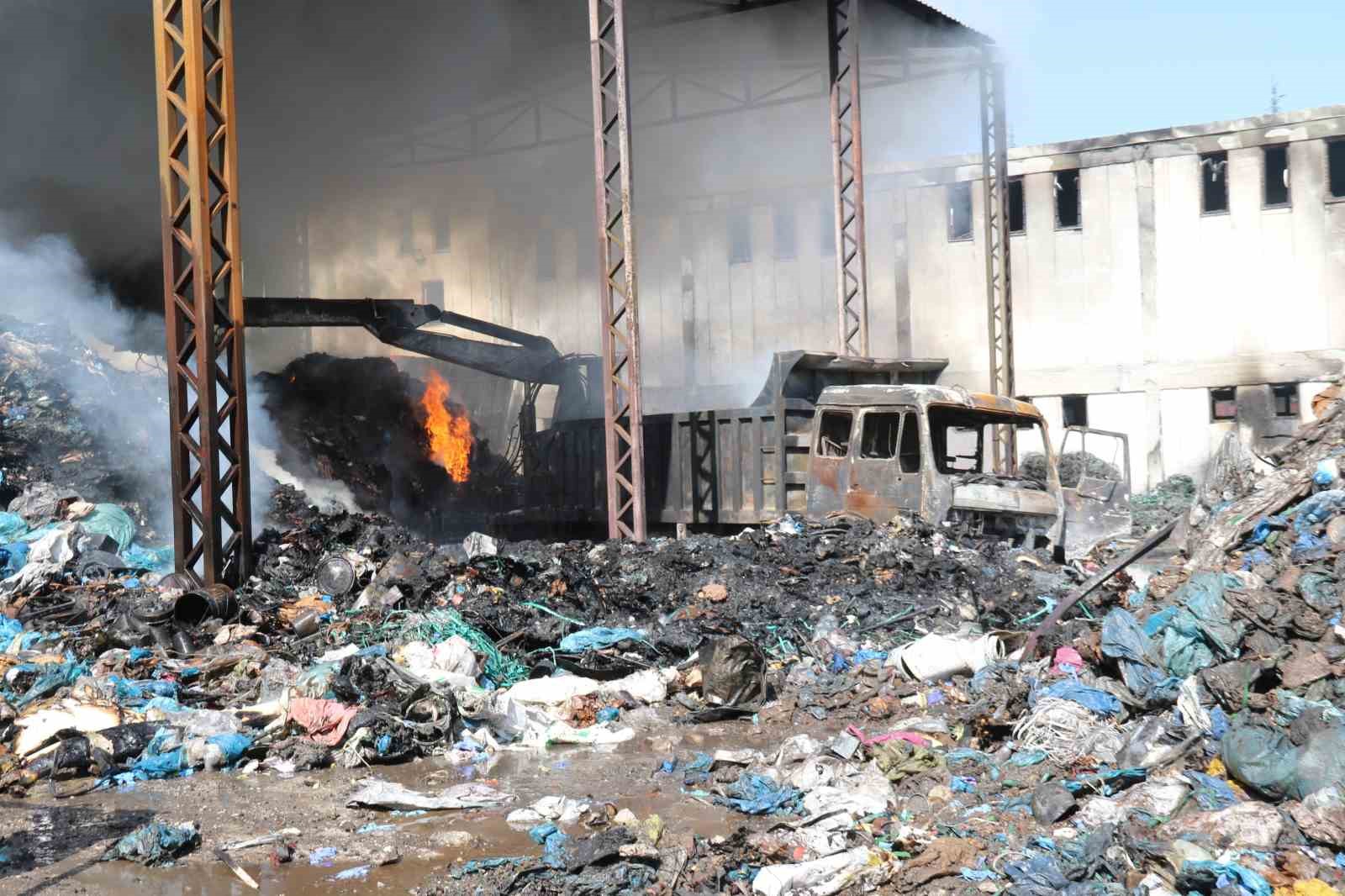 geri-donusum-tesisinde-cikan-yangin-8inci-saatin-sonunda-kontrol-altina-alindi