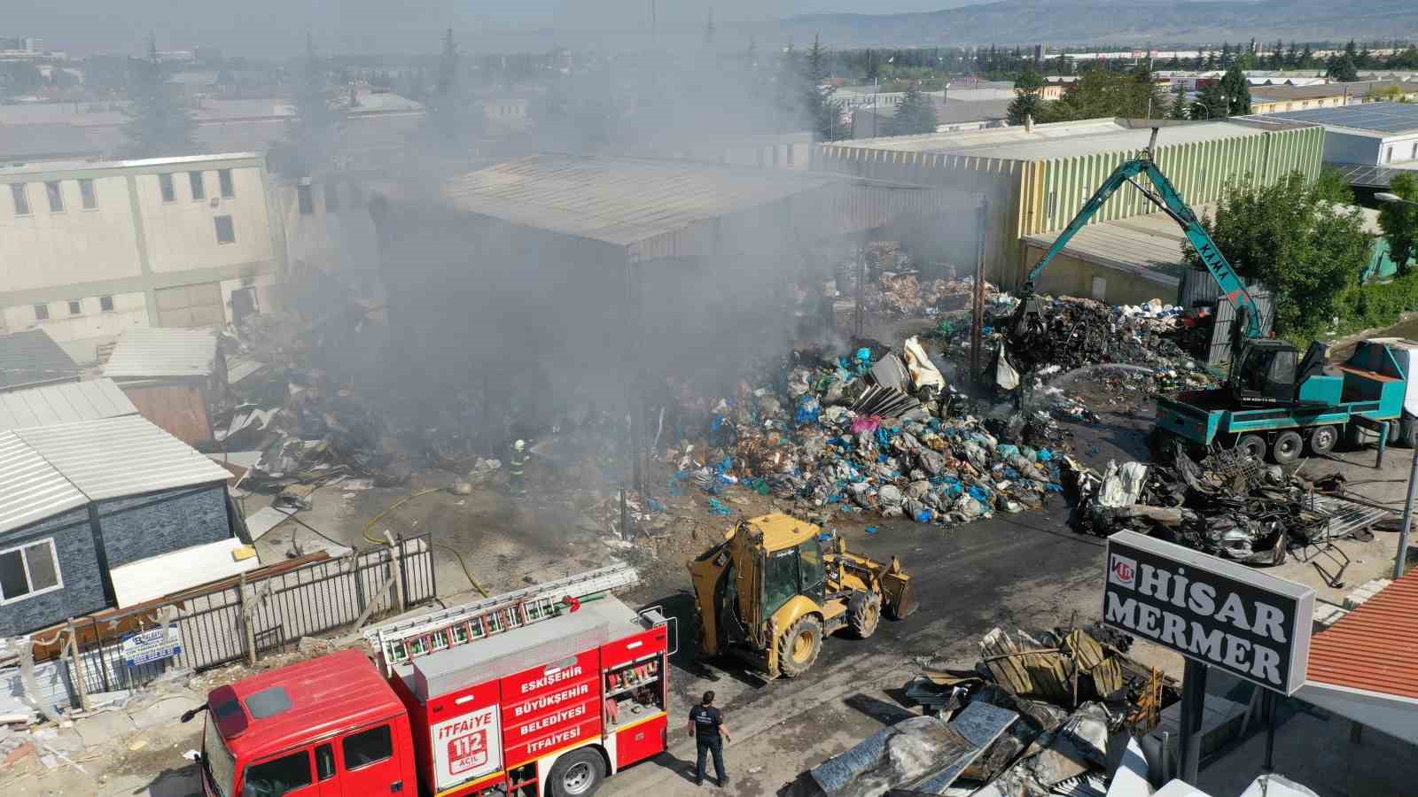 geri-donusum-tesisinde-cikan-yangin-8inci-saatin-sonunda-kontrol-altina-alindi