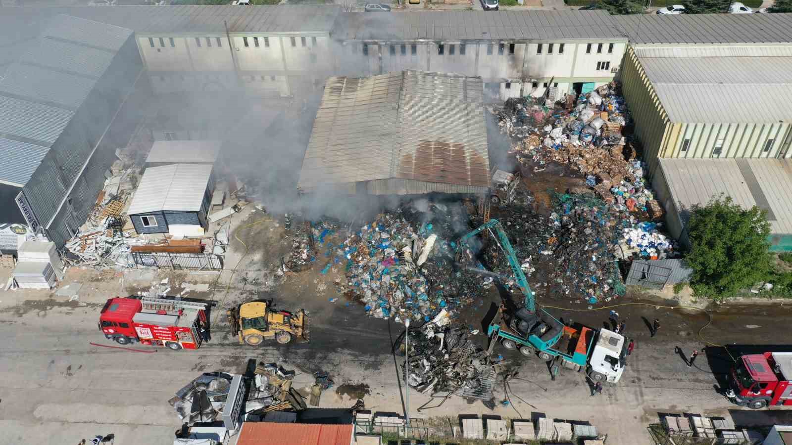 geri-donusum-tesisinde-cikan-yangin-8inci-saatin-sonunda-kontrol-altina-alindi