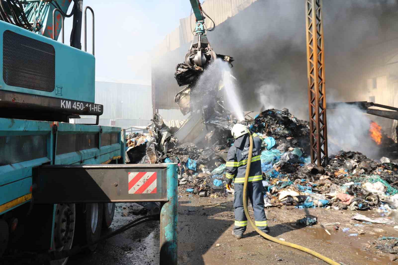 geri-donusum-tesisinde-cikan-yangin-8inci-saatin-sonunda-kontrol-altina-alindi