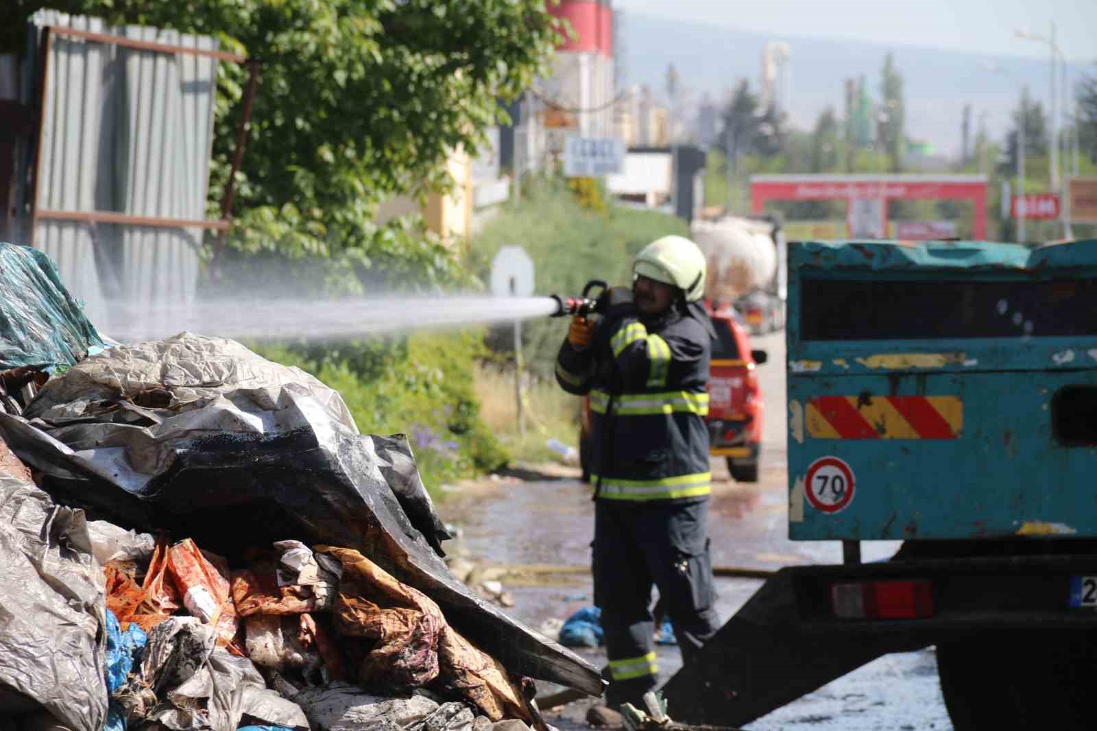 geri-donusum-tesisinde-cikan-yangin-8inci-saatin-sonunda-kontrol-altina-alindi