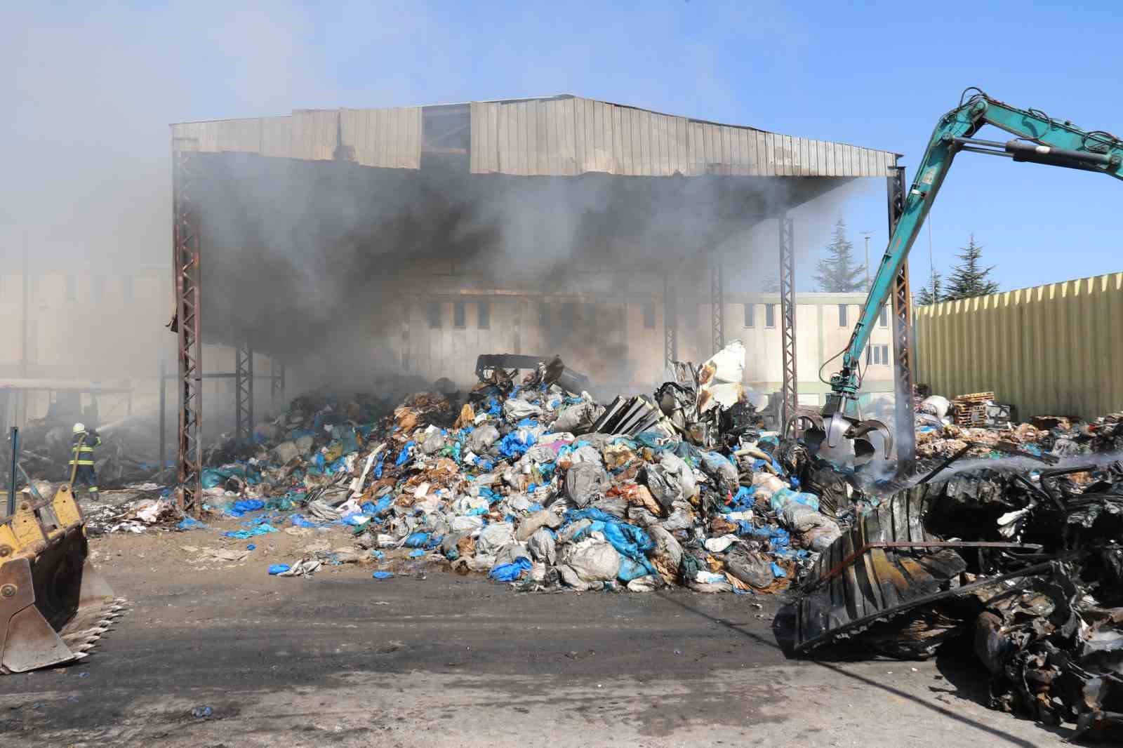 geri-donusum-tesisinde-cikan-yangin-8inci-saatin-sonunda-kontrol-altina-alindi