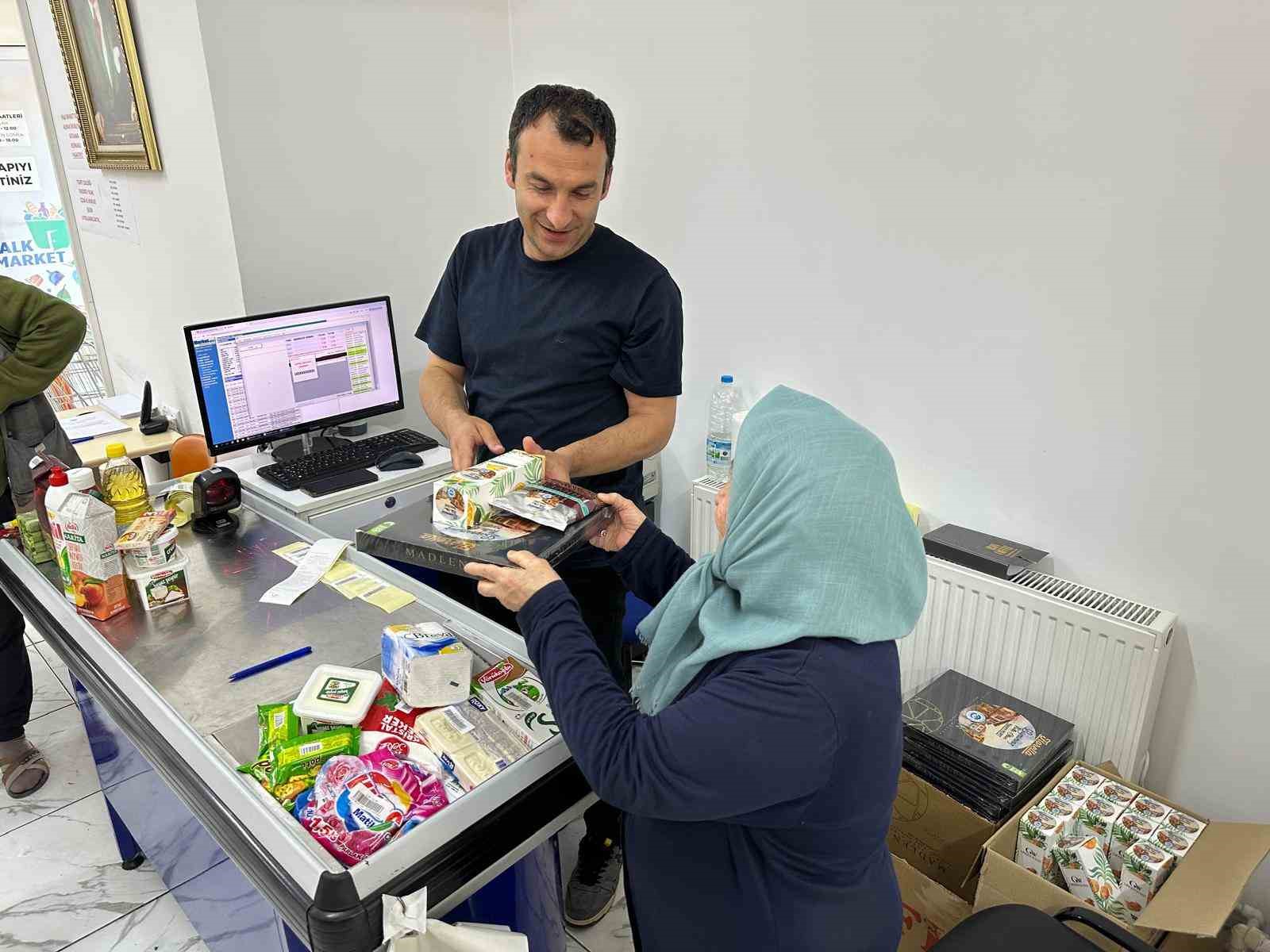halk-marketten-bayram-oncesi-ihtiyac-sahiplerine-bayram-cikolatasi-kolonya-ve-turk-kahvesi-ikrami