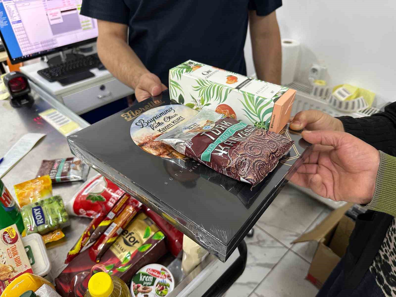 halk-marketten-bayram-oncesi-ihtiyac-sahiplerine-bayram-cikolatasi-kolonya-ve-turk-kahvesi-ikrami