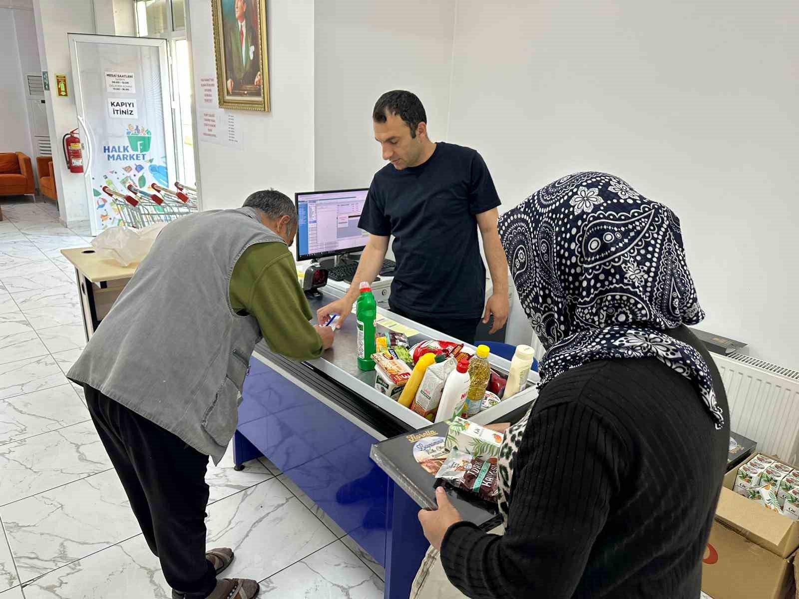 halk-marketten-bayram-oncesi-ihtiyac-sahiplerine-bayram-cikolatasi-kolonya-ve-turk-kahvesi-ikrami