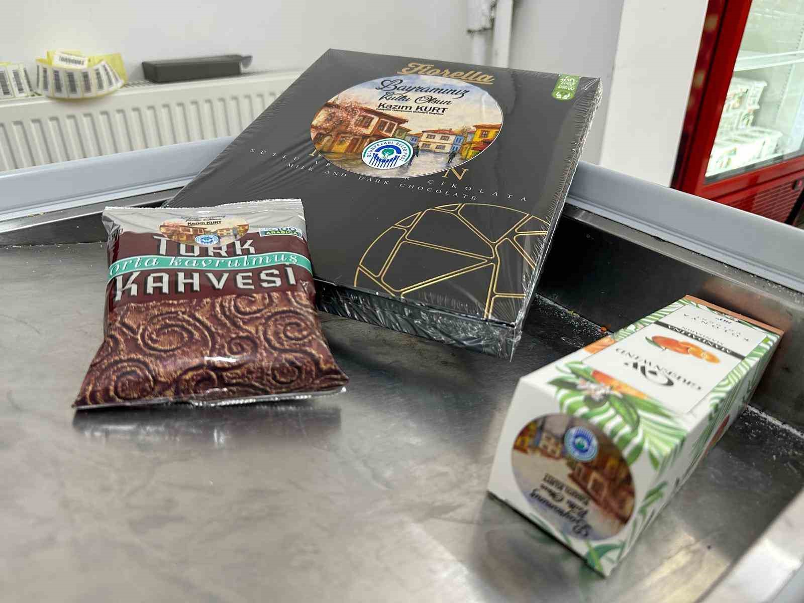 halk-marketten-bayram-oncesi-ihtiyac-sahiplerine-bayram-cikolatasi-kolonya-ve-turk-kahvesi-ikrami