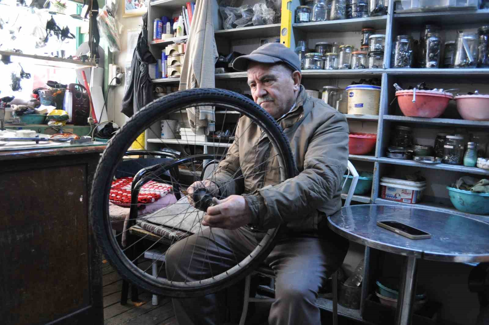 kanser-olan-arkadasinin-dukkaninda-bacayi-tutturmeye-gayret-ediyor