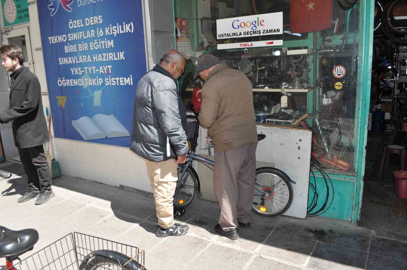 kanser-olan-arkadasinin-dukkaninda-bacayi-tutturmeye-gayret-ediyor