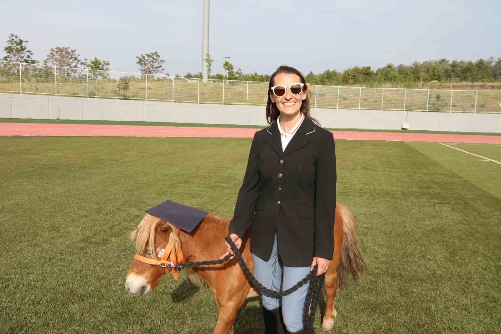 kep-takan-sevimli-at-4-bin-500-ogrenci-ile-birlikte-mezun-oldu