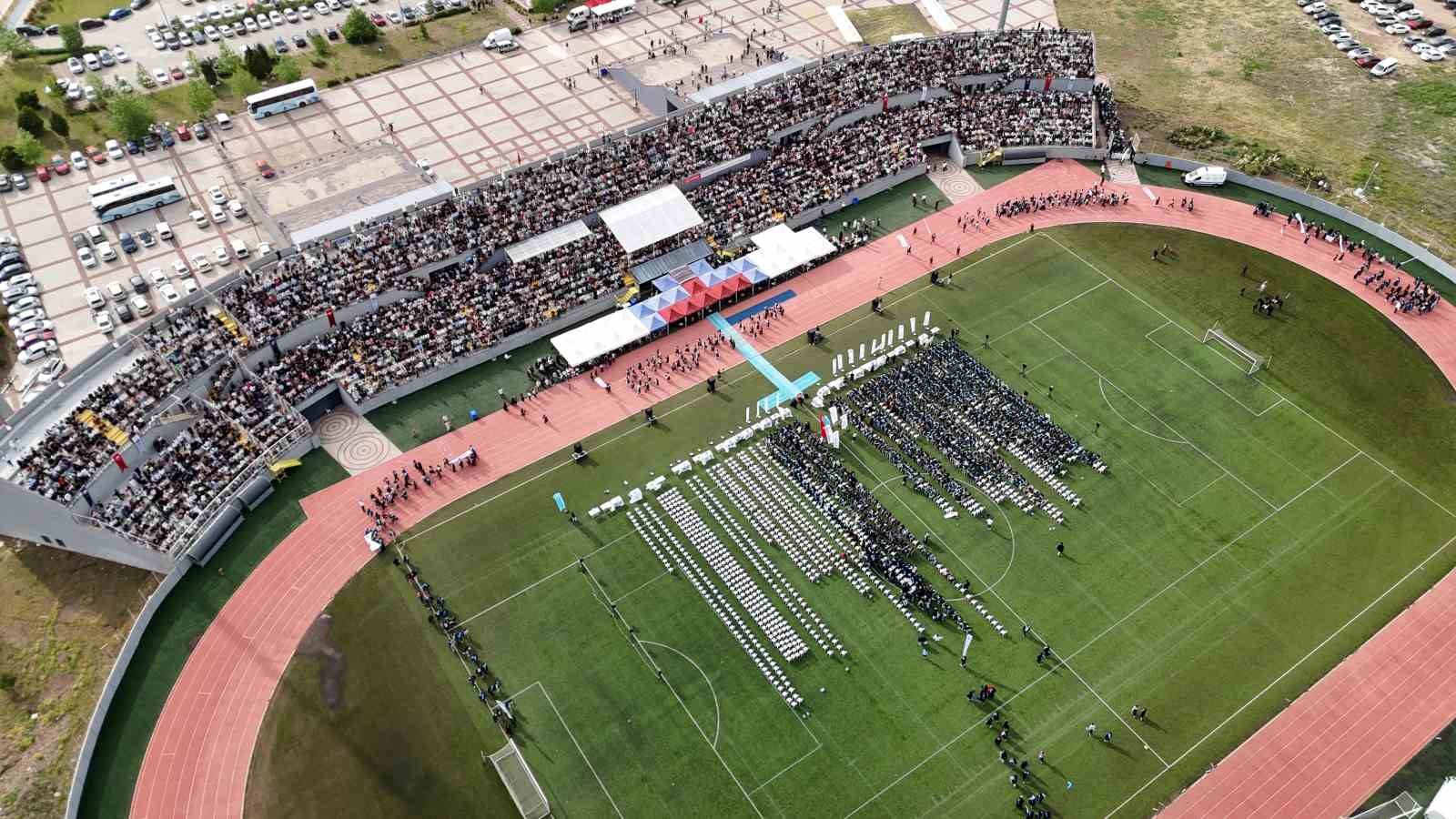 kep-takan-sevimli-at-4-bin-500-ogrenci-ile-birlikte-mezun-oldu