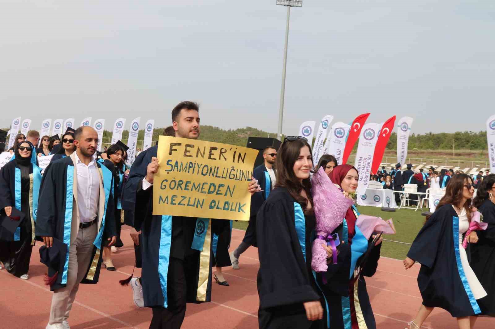 kep-takan-sevimli-at-4-bin-500-ogrenci-ile-birlikte-mezun-oldu