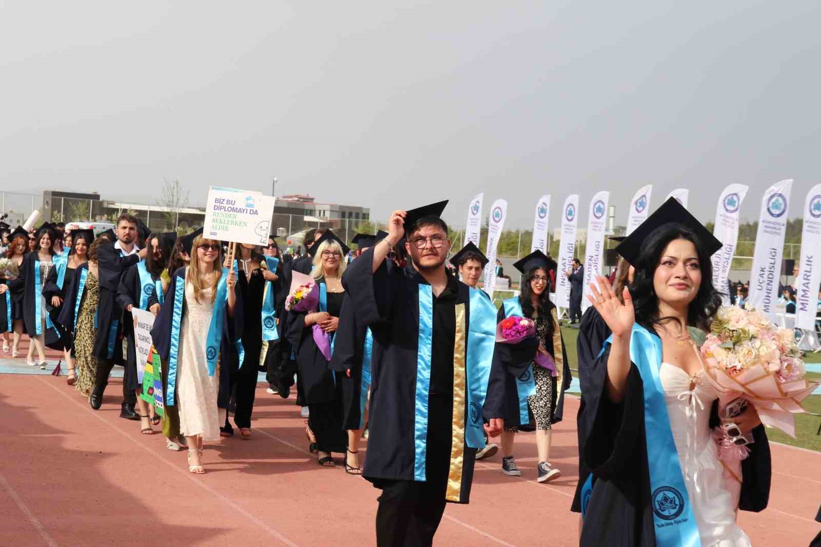 kep-takan-sevimli-at-4-bin-500-ogrenci-ile-birlikte-mezun-oldu