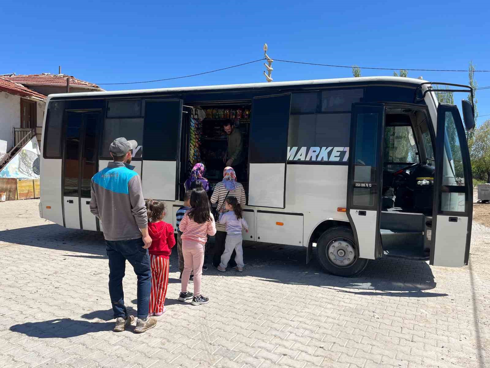 marketini-sirtina-sarip-koyleri-gezmeye-basladi-o-olmasa-ac-kaliriz