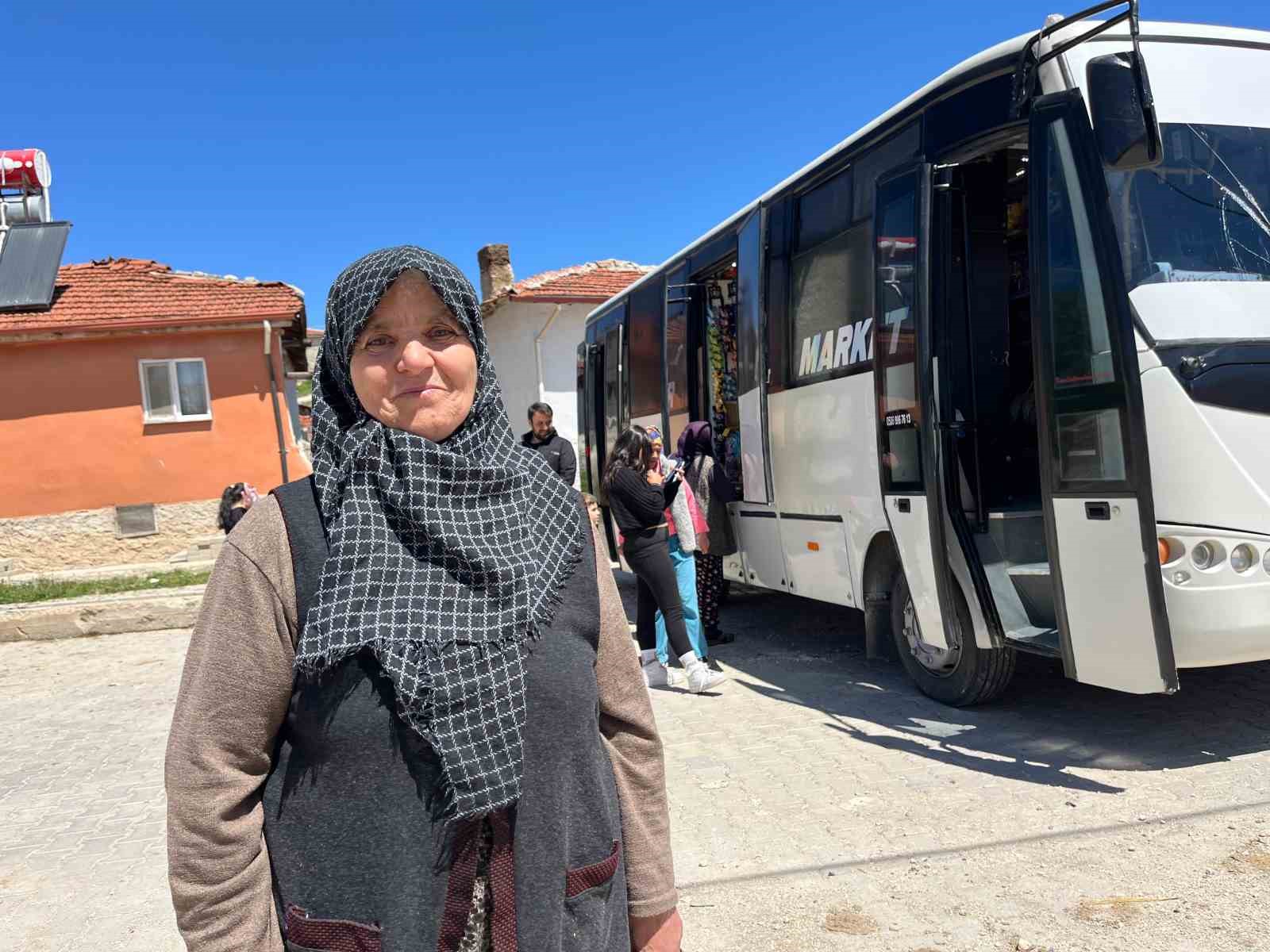 marketini-sirtina-sarip-koyleri-gezmeye-basladi-o-olmasa-ac-kaliriz