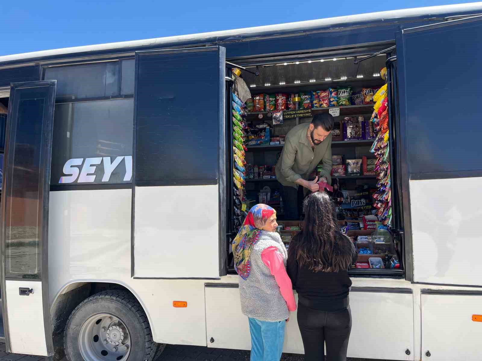 marketini-sirtina-sarip-koyleri-gezmeye-basladi-o-olmasa-ac-kaliriz