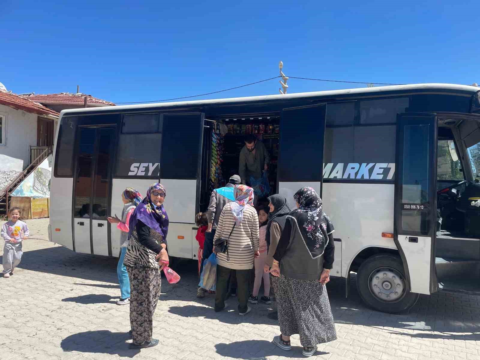 marketini-sirtina-sarip-koyleri-gezmeye-basladi-o-olmasa-ac-kaliriz