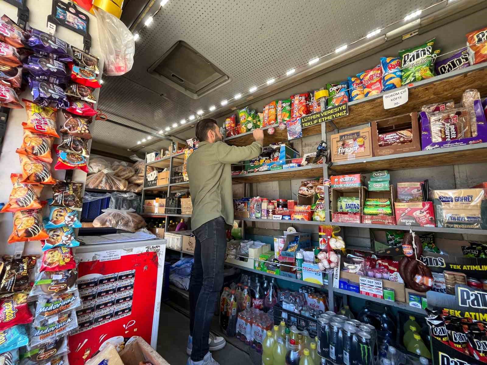 marketini-sirtina-sarip-koyleri-gezmeye-basladi-o-olmasa-ac-kaliriz