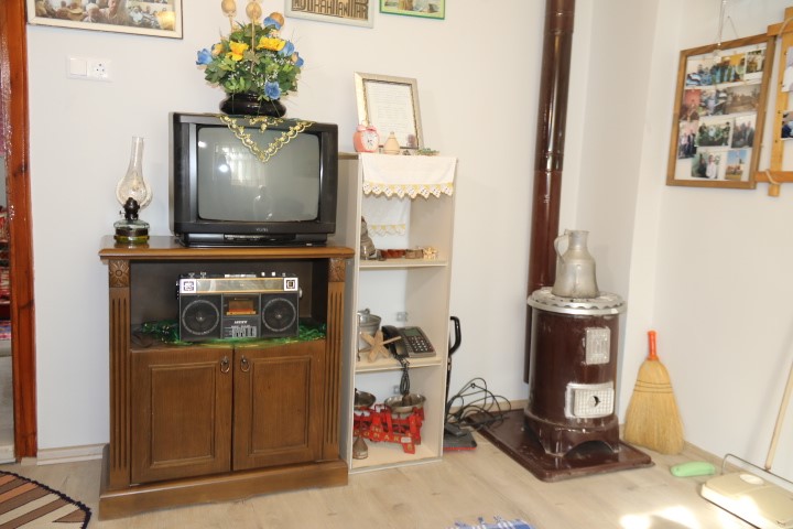 ozel-genc-kusaklara-gecmisini-unutturmamak-icin-evini-muzeye-cevirdi