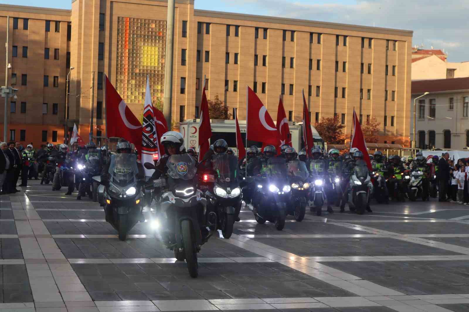 turk-silahli-kuvvetlerini-guclendirme-vakfi-dev-kortejle-tanitildi