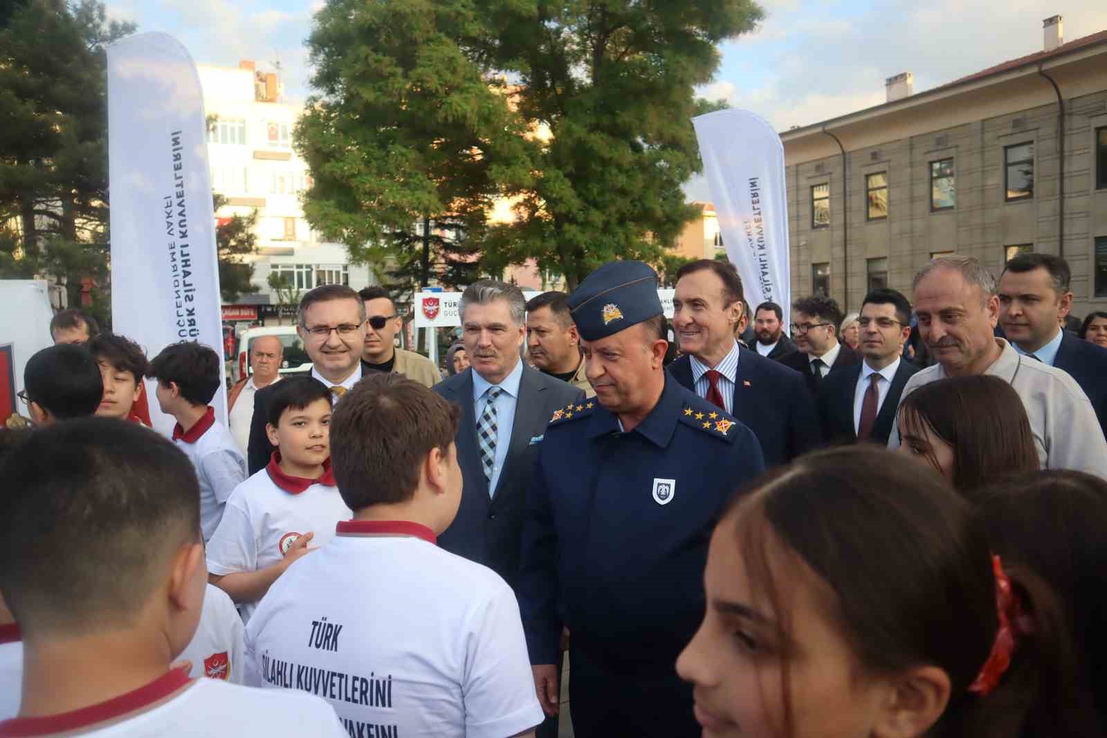 turk-silahli-kuvvetlerini-guclendirme-vakfi-dev-kortejle-tanitildi