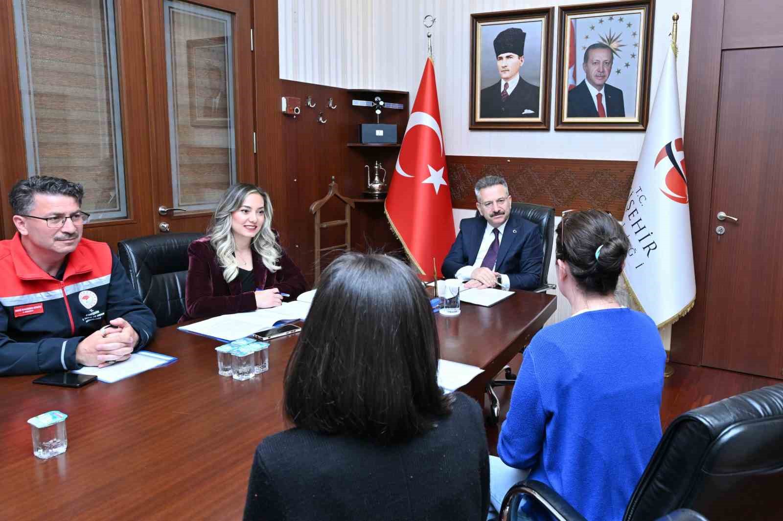 vali-aksoy-halk-gunu-toplantisinda-vatandaslarla-bulustu