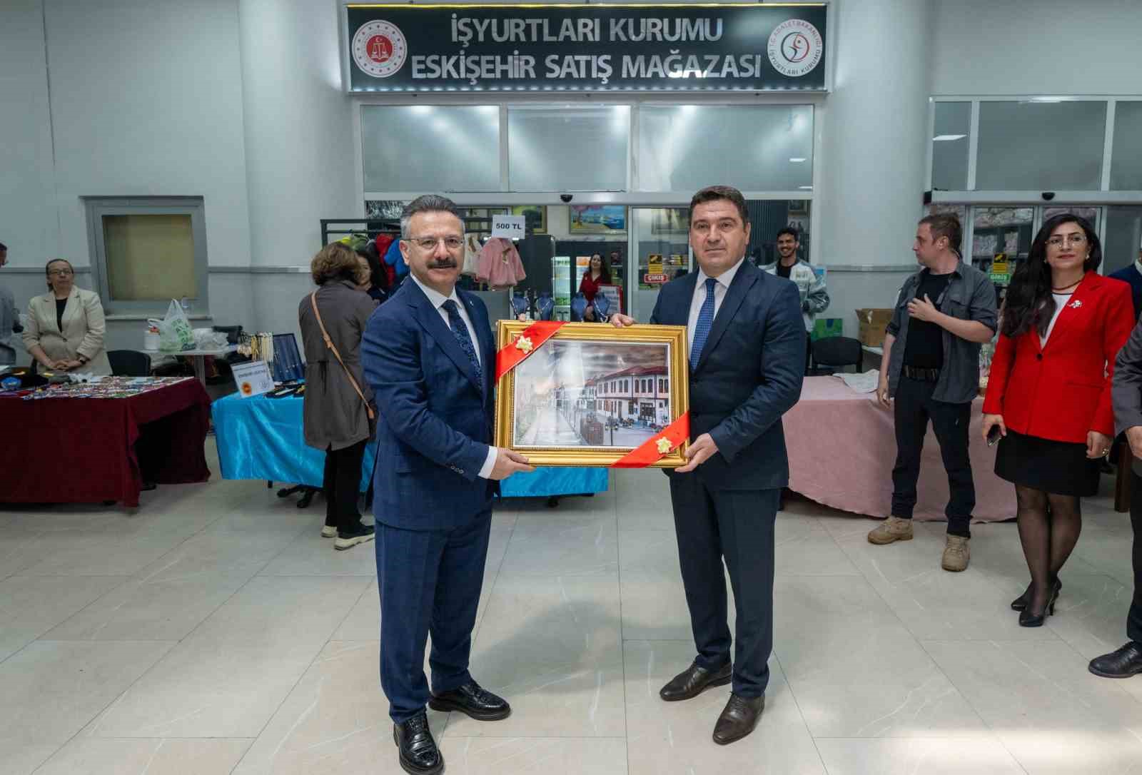 vali-aksoy-kas-hastasi-cocuk-icin-duzenlenen-panayira-katildi