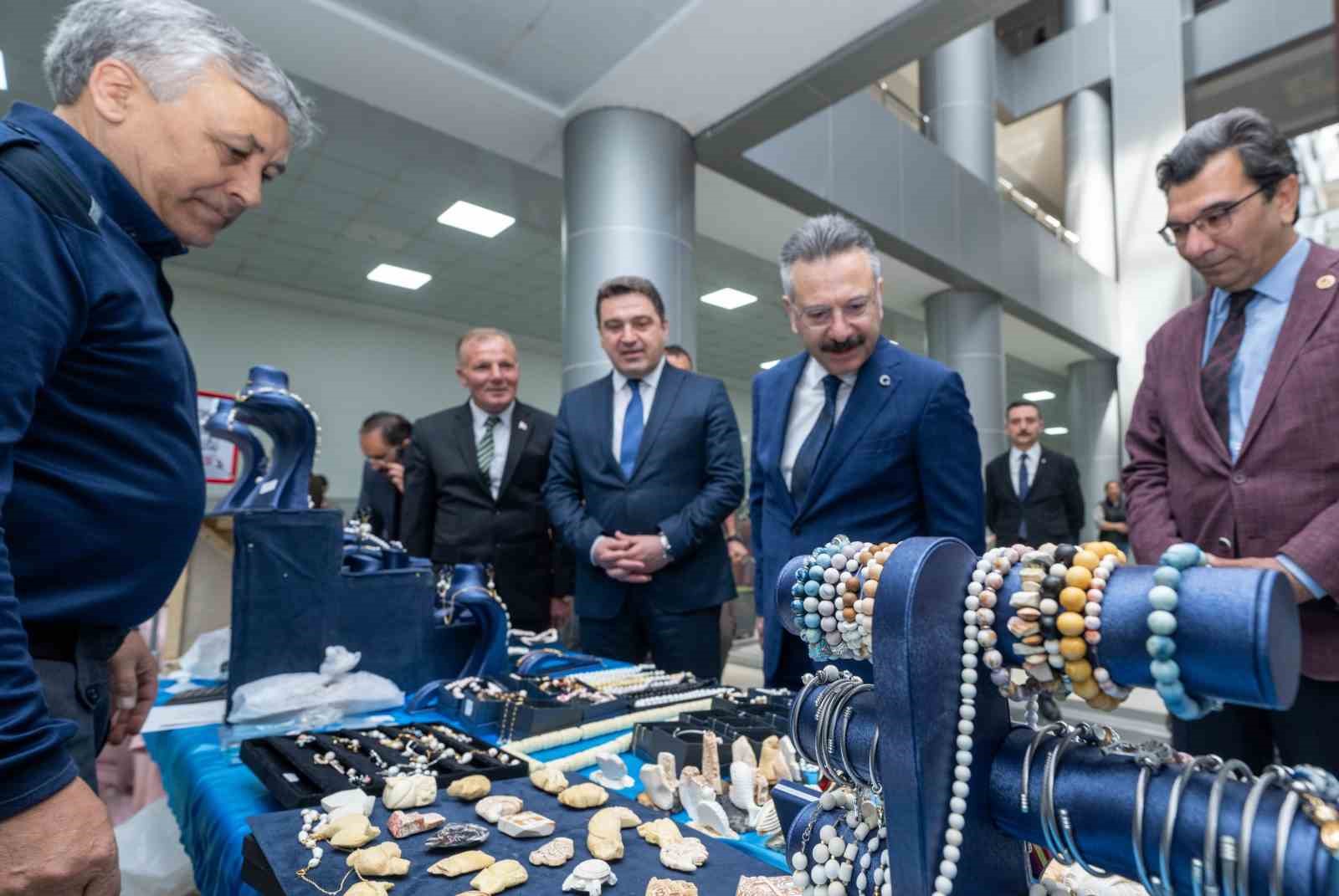 vali-aksoy-kas-hastasi-cocuk-icin-duzenlenen-panayira-katildi