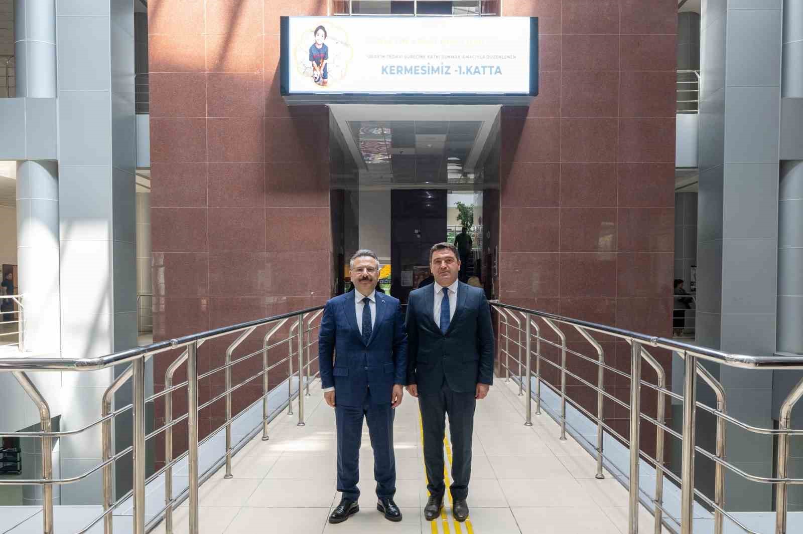 vali-aksoy-kas-hastasi-cocuk-icin-duzenlenen-panayira-katildi