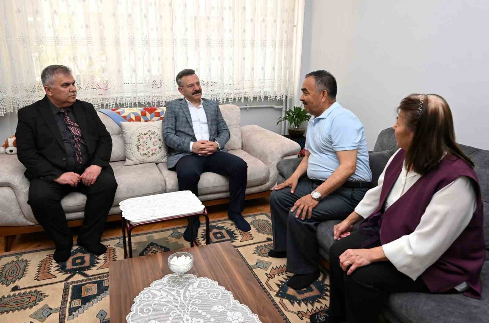 vali-aksoydan-anneler-gununde-sehit-annesine-ziyaret