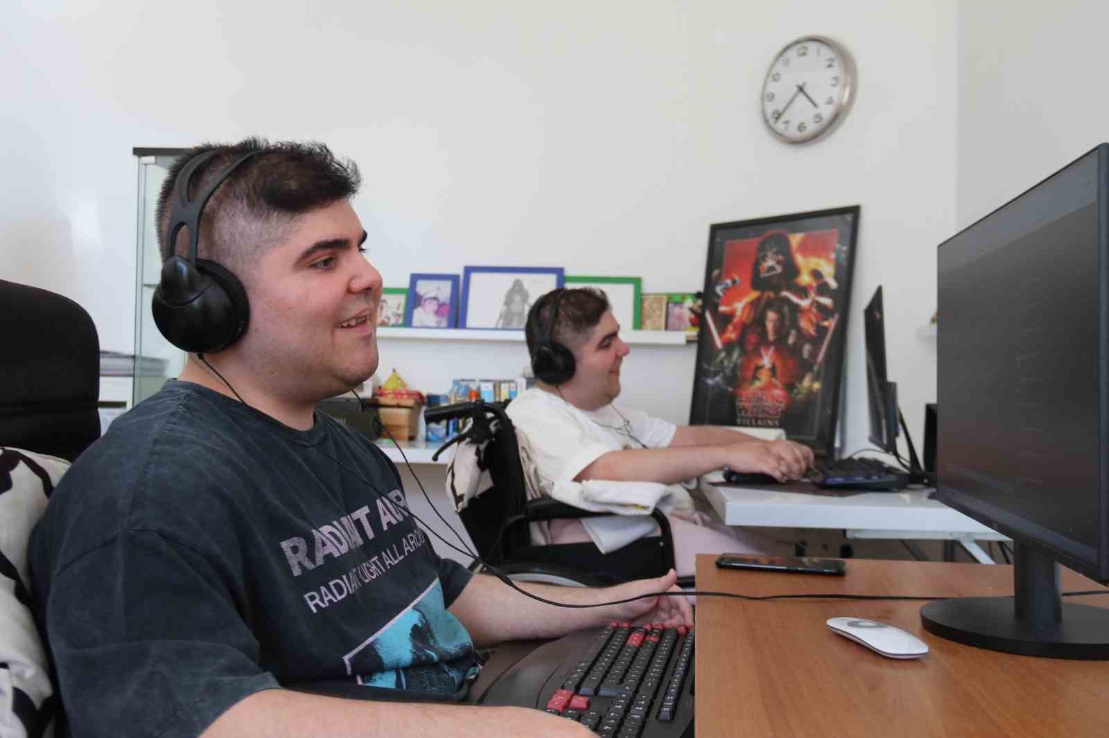 yalnizca-parmaklarini-kullanabilen-ikiz-kardesler-bin-parca-besteledi