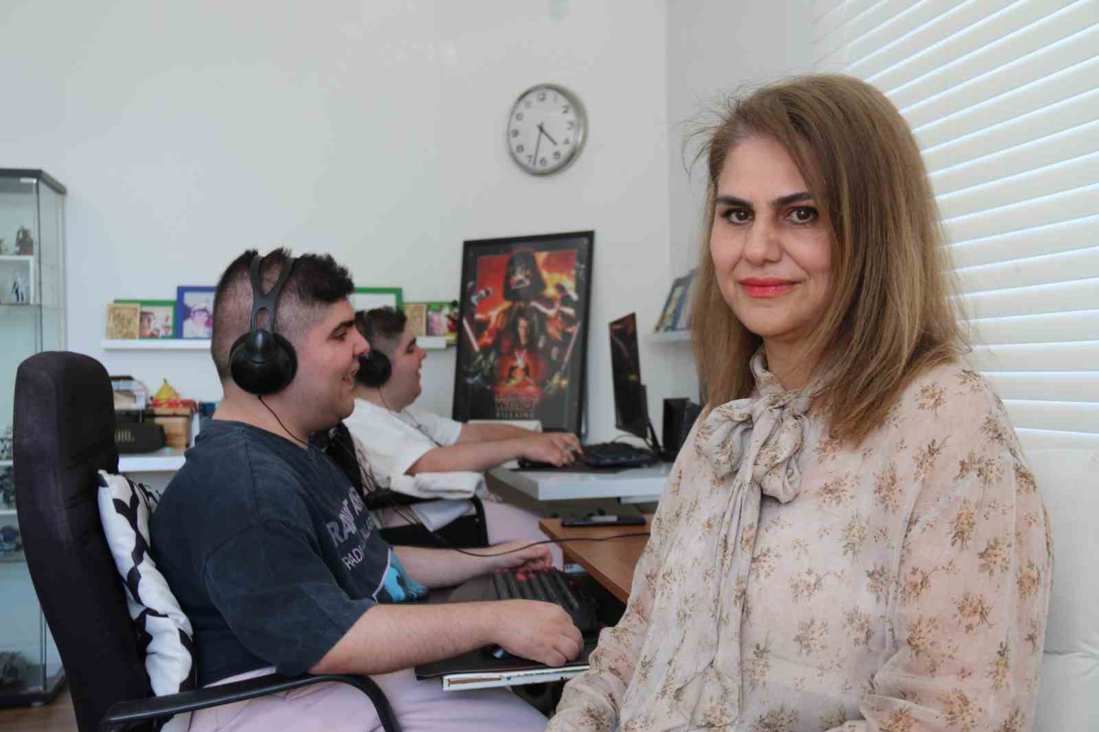 yalnizca-parmaklarini-kullanabilen-ikiz-kardesler-bin-parca-besteledi