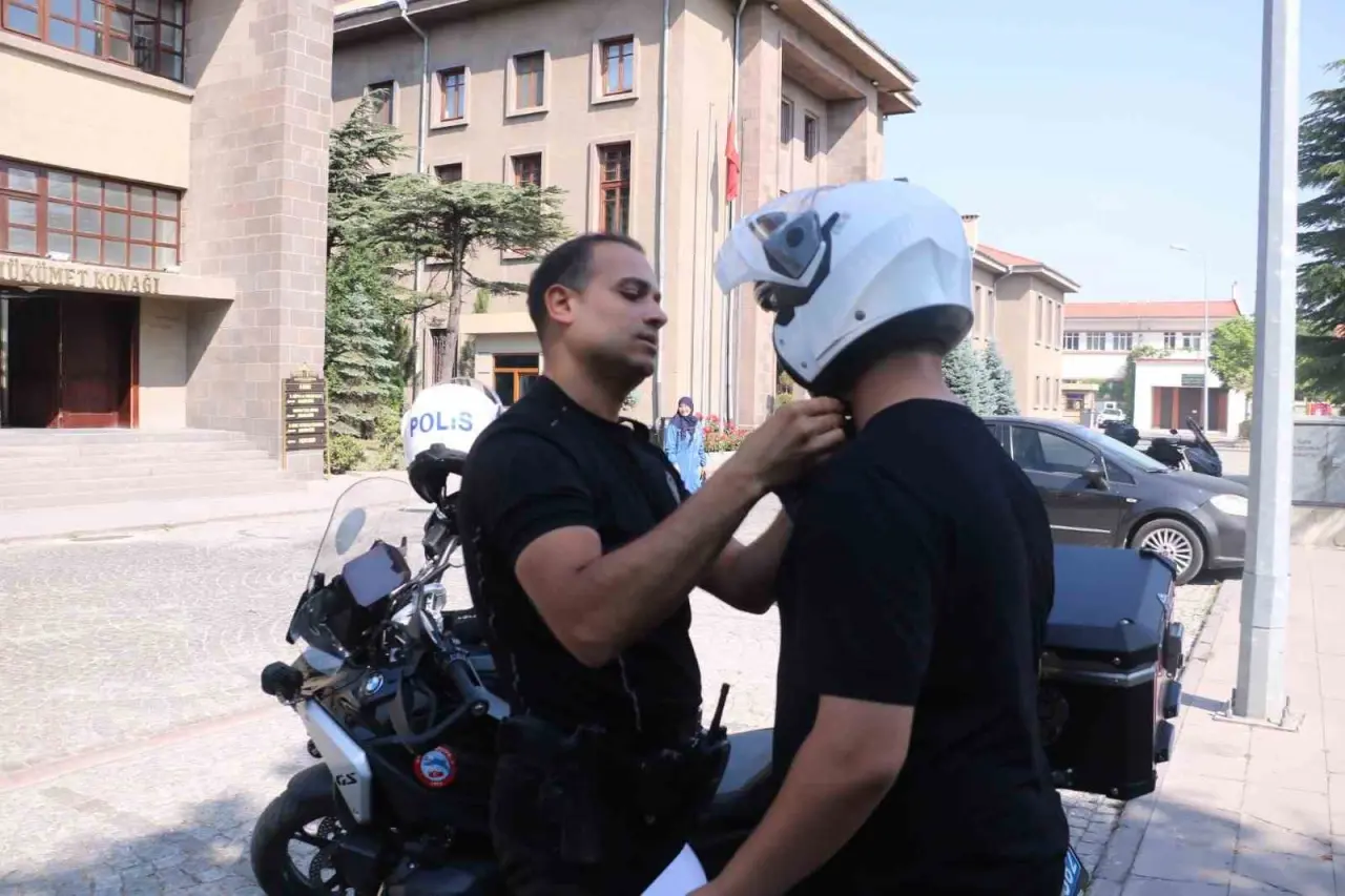 afyonkarahisarda-yks-sinavina-giren-bircok-adayin-imdadina-polis-yetisti