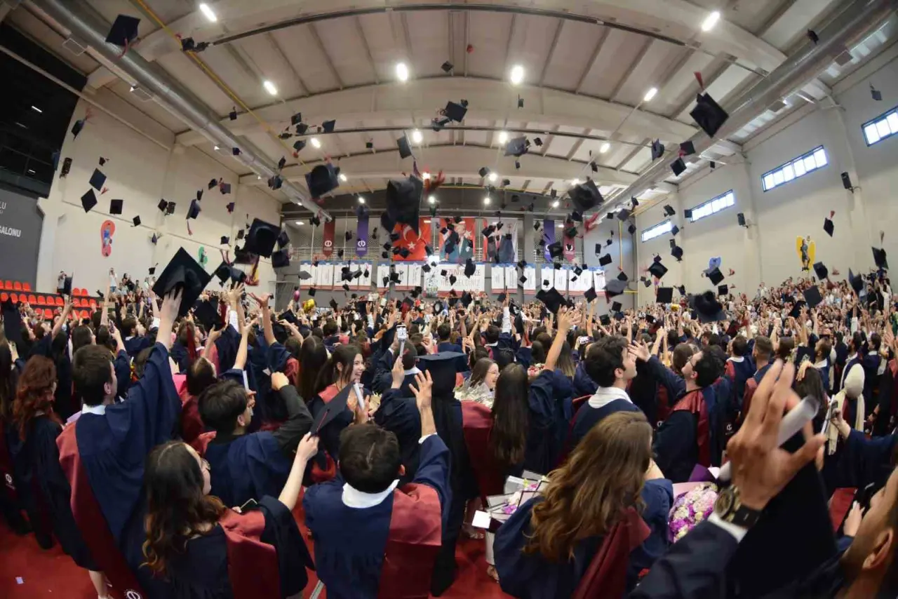 anadolu-universitesi-mezunlarini-ugurlamaya-devam-ediyor