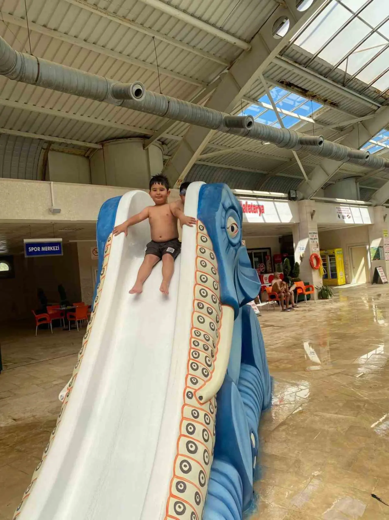gediz-belediyesinden-ogrencilere-aquapark-surprizi