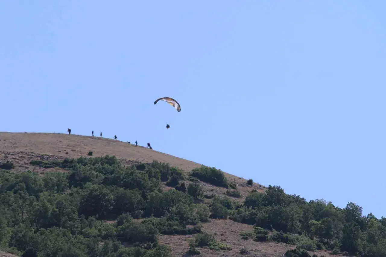 inonude-parasutlerle-atlayanlardan-gorsel-solen